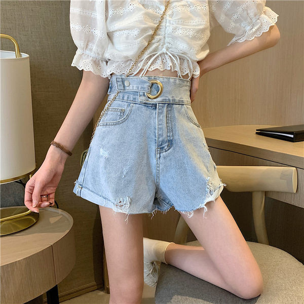 Īsas modernas sieviešu bikses ar augstu vidukli un saplēstiem motīviem