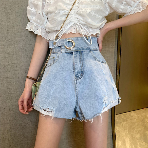 Īsas modernas sieviešu bikses ar augstu vidukli un saplēstiem motīviem