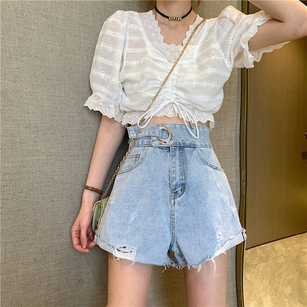 Īsas modernas sieviešu bikses ar augstu vidukli un saplēstiem motīviem