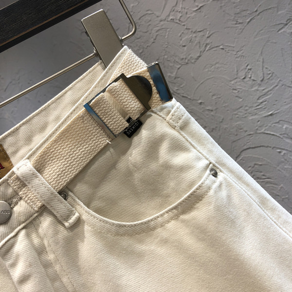 Jauns sieviešu džinsu modelis ar jostiņu un kabatām