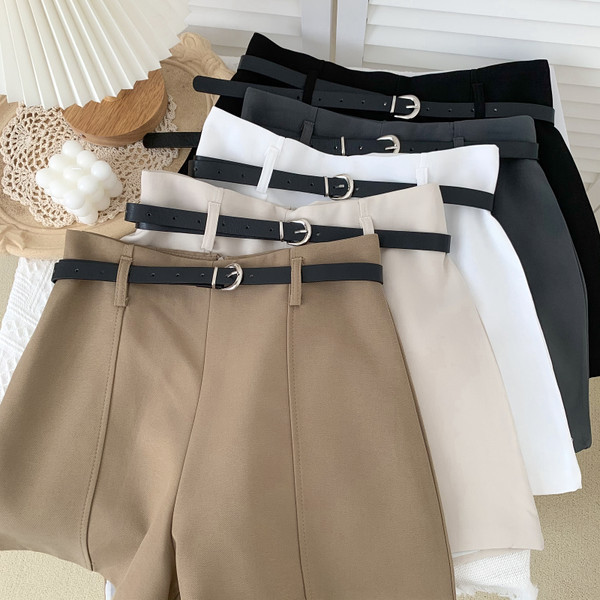 Modes sieviešu šorti ar augstu vidukli un jostu