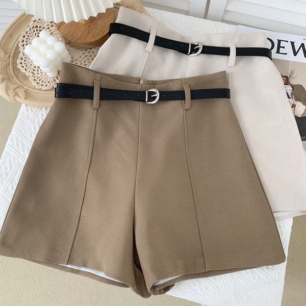 Modes sieviešu šorti ar augstu vidukli un jostu