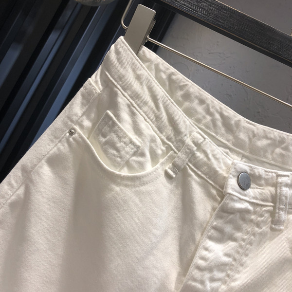 Jauns džinsu vasaras bikšu modelis ar kabatām un augstu vidukli