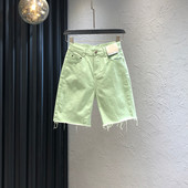 Jauns sieviešu šortu modelis ar zaļām kabatām
