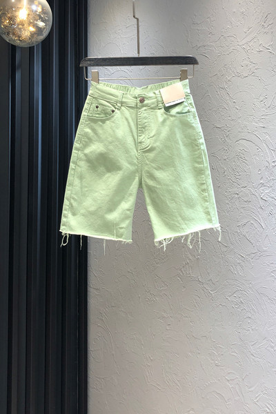Jauns sieviešu šortu modelis ar zaļām kabatām