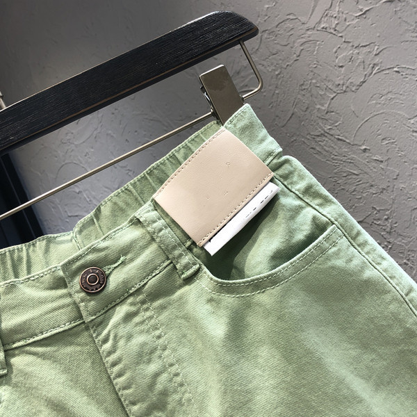 Jauns sieviešu šortu modelis ar zaļām kabatām