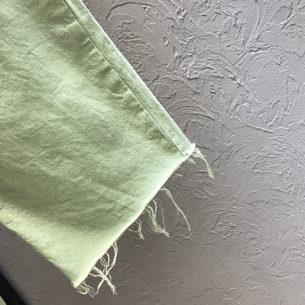 Jauns sieviešu šortu modelis ar zaļām kabatām