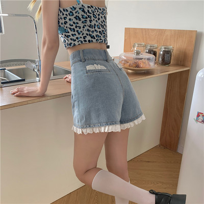 Mūsdienīgi džinsa šorti un pogas ar augstu jostasvietu