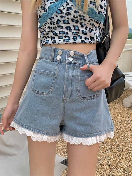 Mūsdienīgi džinsa šorti un pogas ar augstu jostasvietu