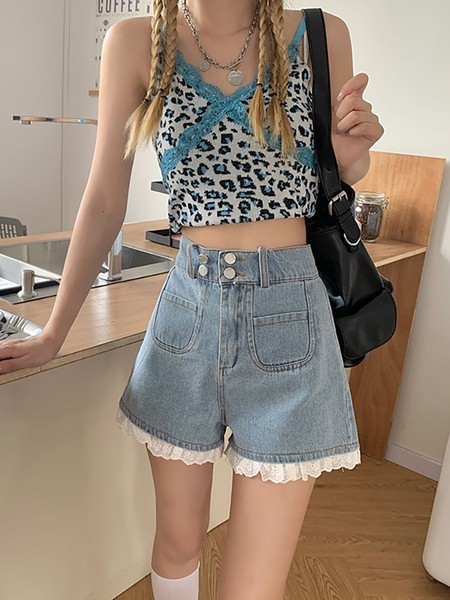 Mūsdienīgi džinsa šorti un pogas ar augstu jostasvietu
