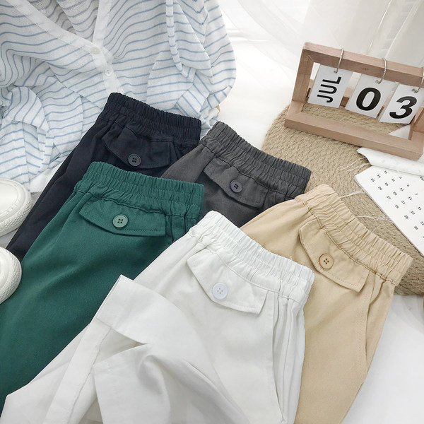 Široki model kratkih hlača s elastičnim strukom