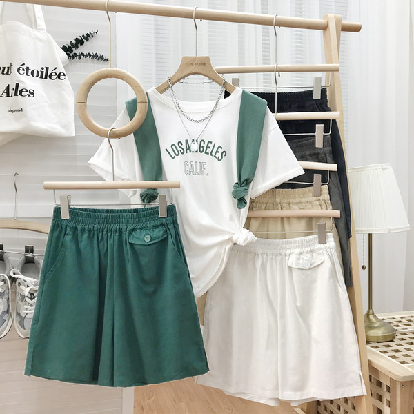 Široki model kratkih hlača s elastičnim strukom