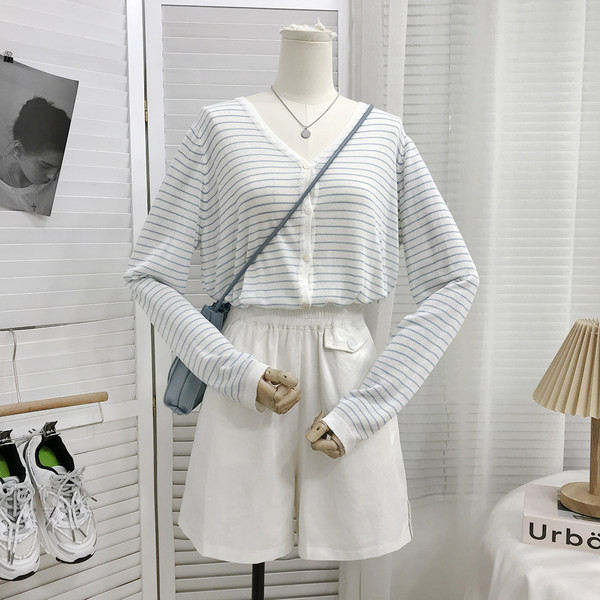 Široki model kratkih hlača s elastičnim strukom