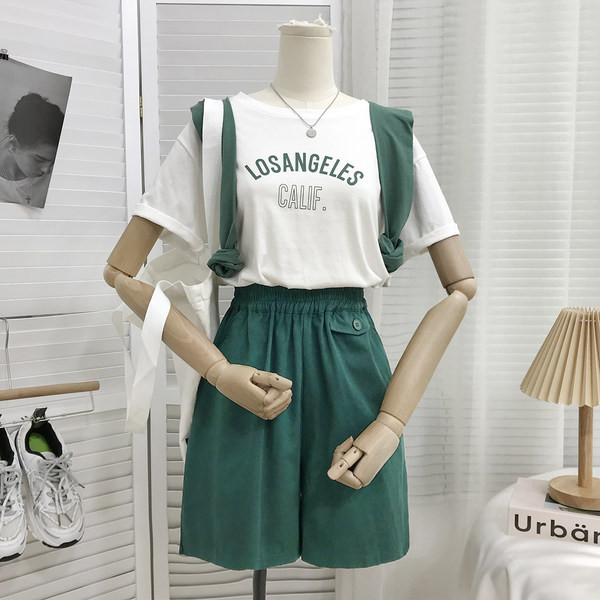 Široki model kratkih hlača s elastičnim strukom