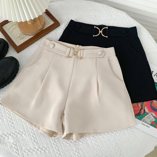 Moderni sieviešu šorti ar metāla sprādzi vairākās krāsās