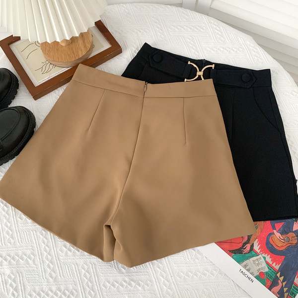 Moderni sieviešu šorti ar metāla sprādzi vairākās krāsās