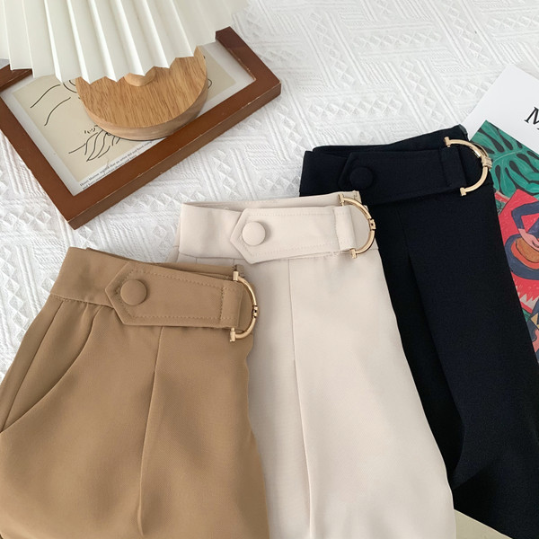 Moderni sieviešu šorti ar metāla sprādzi vairākās krāsās