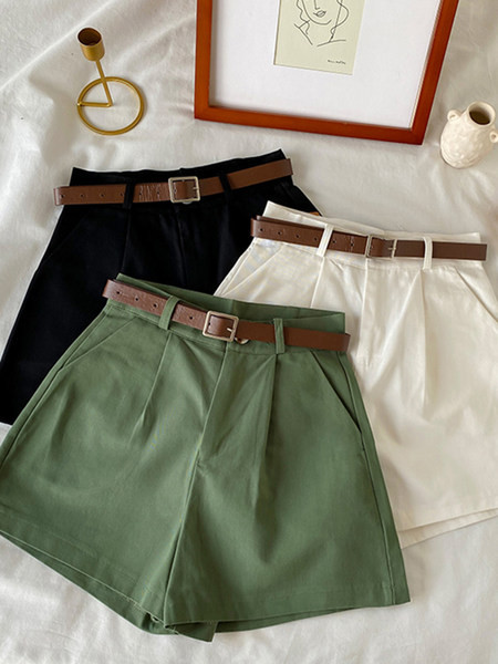 Stilīgs sieviešu šortu plats modelis