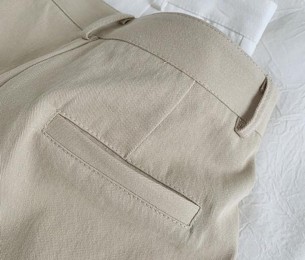 Modes bikses ar jostu un kabatām