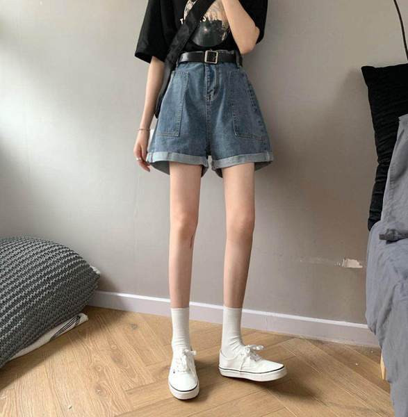 Pantaloni scurți de damă din denim model larg cu buzunare