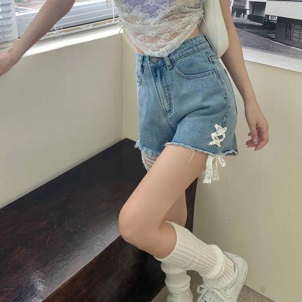 Sieviešu moderni šorti ar sānu saitēm