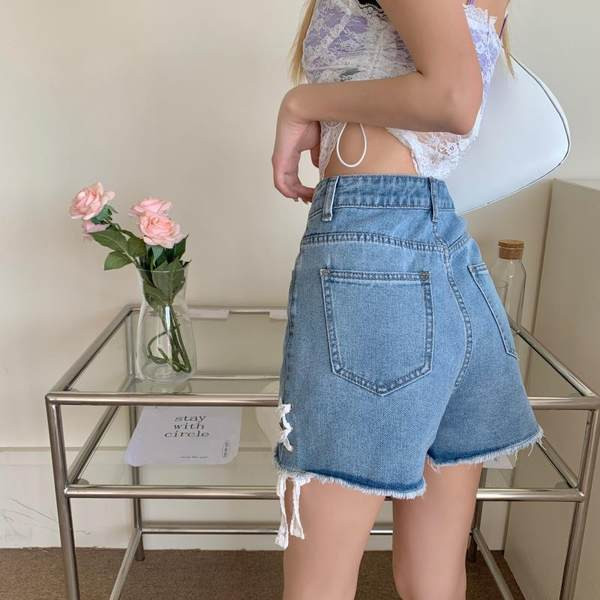 Sieviešu moderni šorti ar sānu saitēm