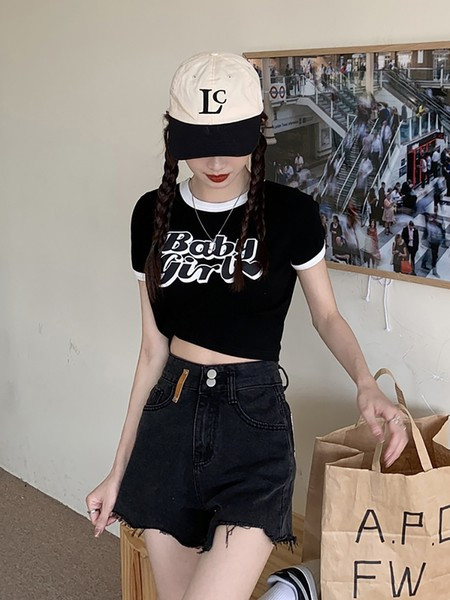 Ženske kratke traper hlače s visokim strukom i aplikacijom