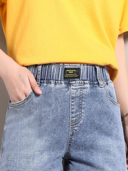 Jauns sieviešu šortu modelis ar izšuvumiem