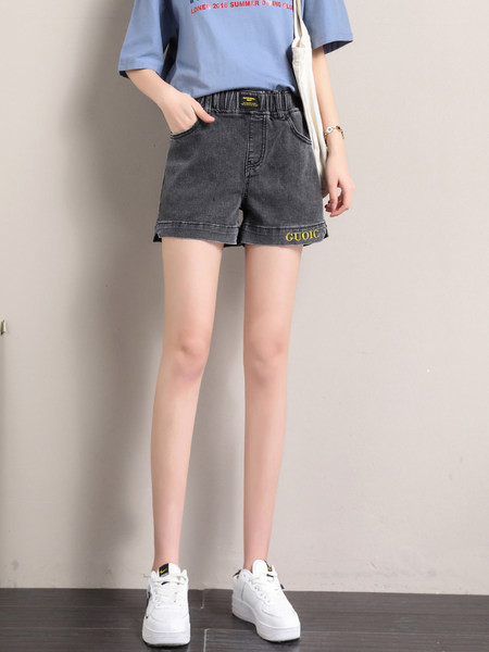 Jauns sieviešu šortu modelis ar izšuvumiem