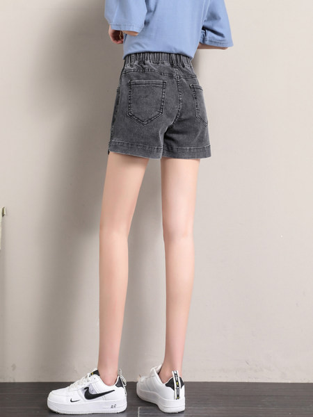 Jauns sieviešu šortu modelis ar izšuvumiem