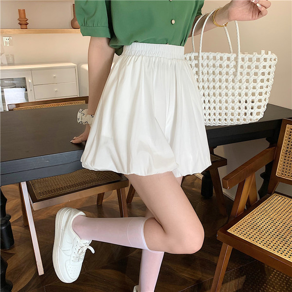 Pantaloni scurti eleganti de dama cu un model lat cu talie inalta