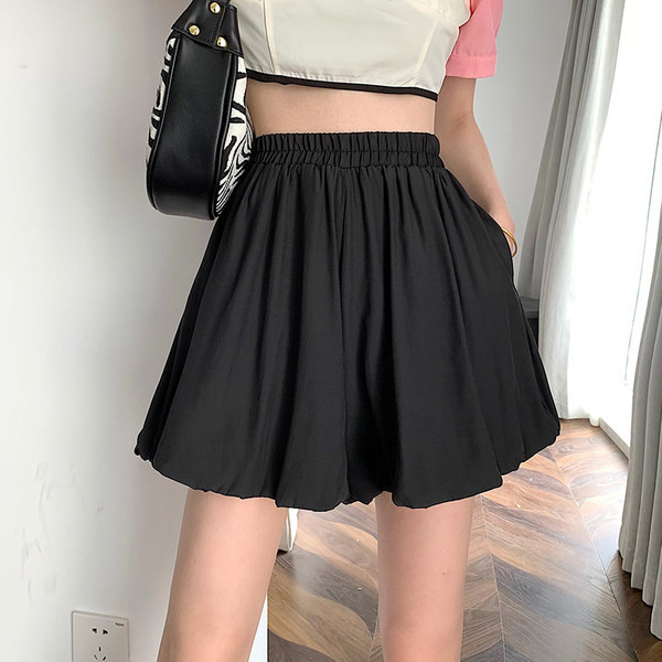 Pantaloni scurti eleganti de dama cu un model lat cu talie inalta