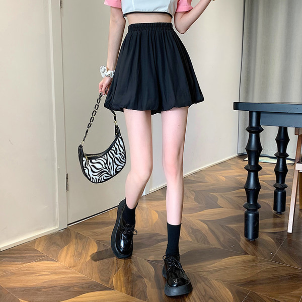 Pantaloni scurti eleganti de dama cu un model lat cu talie inalta