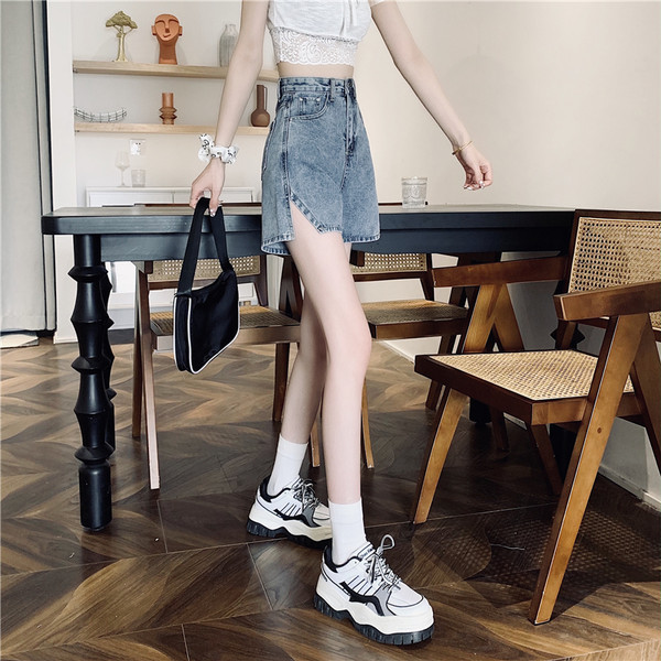 Ženske traperice s visokim strukom i prorezom