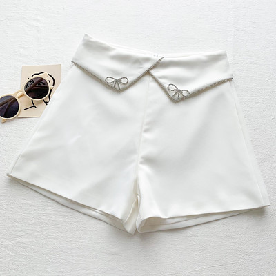 Pantaloni scurți moderni de damă cu pietre în alb și negru