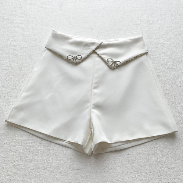 Pantaloni scurți moderni de damă cu pietre în alb și negru