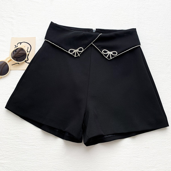 Pantaloni scurți moderni de damă cu pietre în alb și negru