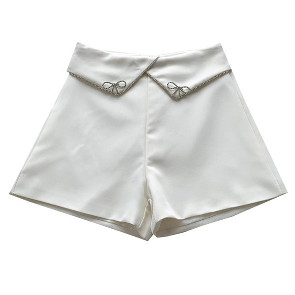 Pantaloni scurți moderni de damă cu pietre în alb și negru