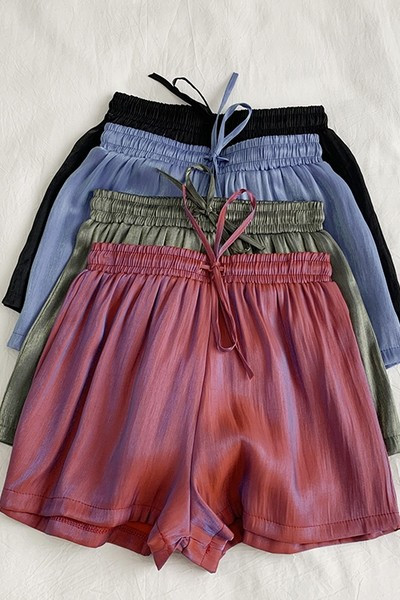 Pantaloni scurți moderni cu talie elastică și cravate