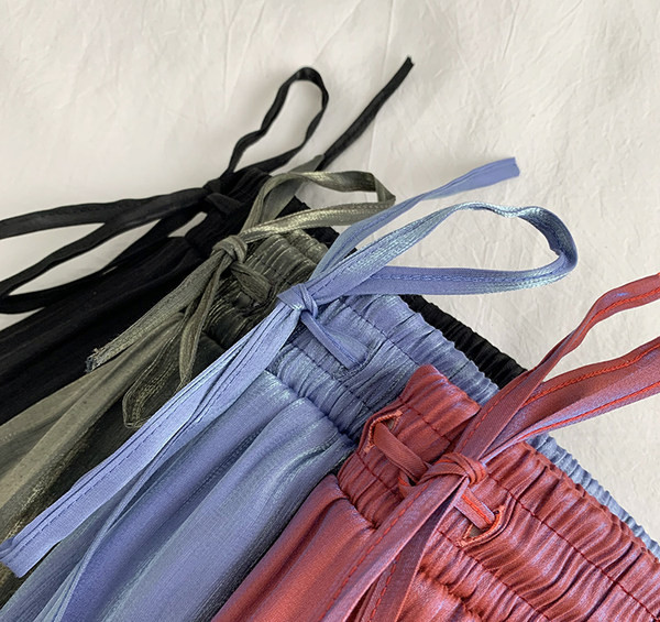 Pantaloni scurți moderni cu talie elastică și cravate