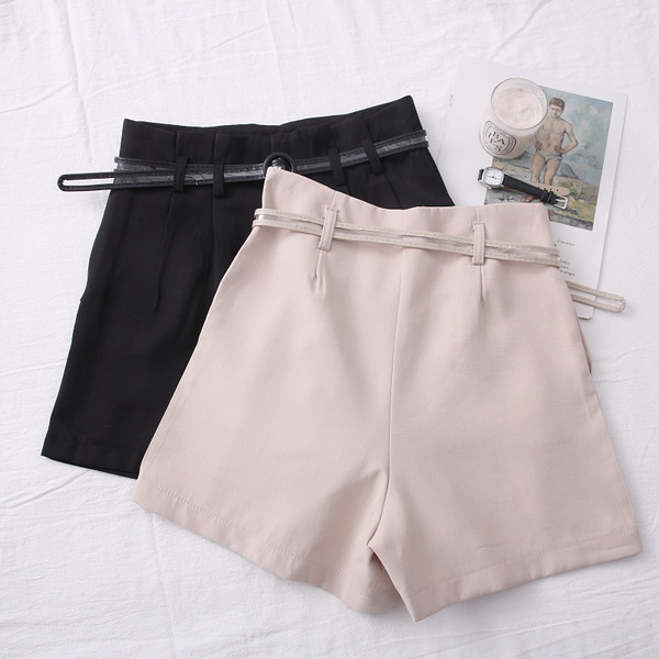 Pavasara-vasaras šorti ar augstu vidukli un jostu
