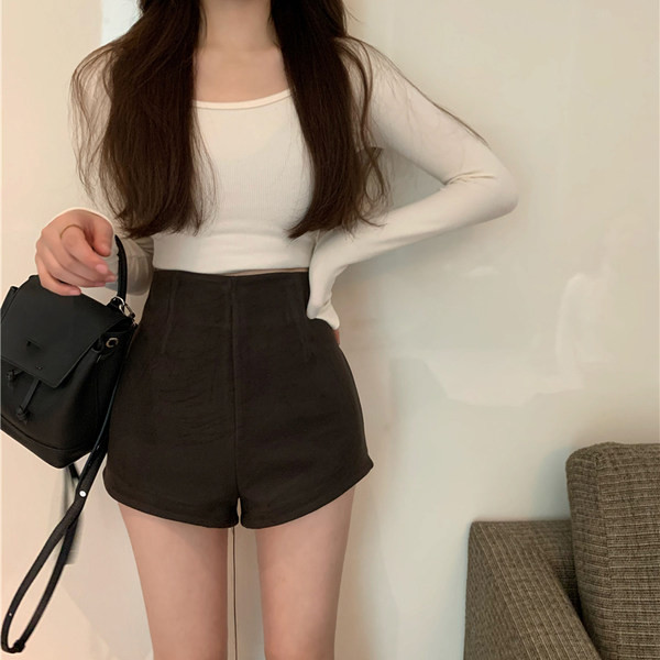 Sieviešu modernu šortu vienkrāsains modelis ar augstu vidukli