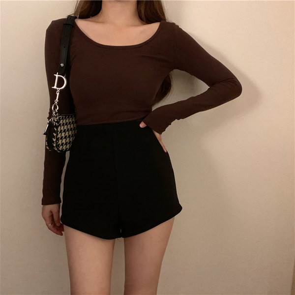 Sieviešu modernu šortu vienkrāsains modelis ar augstu vidukli