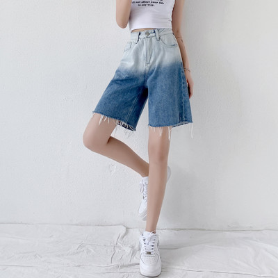 Jauns īso džinsu modelis zaigojošā krāsā