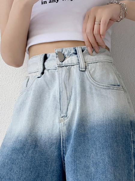 Jauns īso džinsu modelis zaigojošā krāsā