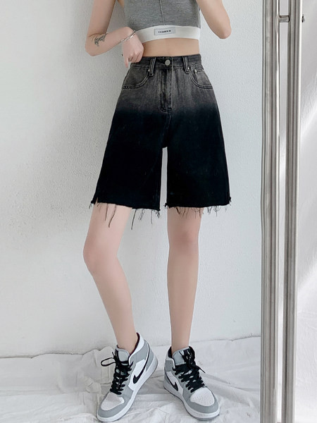 Jauns īso džinsu modelis zaigojošā krāsā