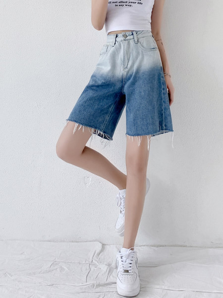 Jauns īso džinsu modelis zaigojošā krāsā