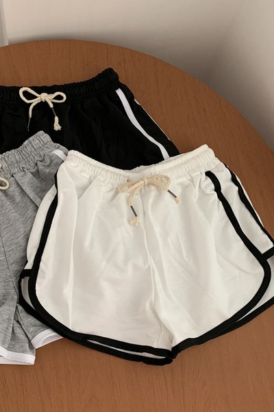 Pantaloni scurți de damă cu margini și șireturi