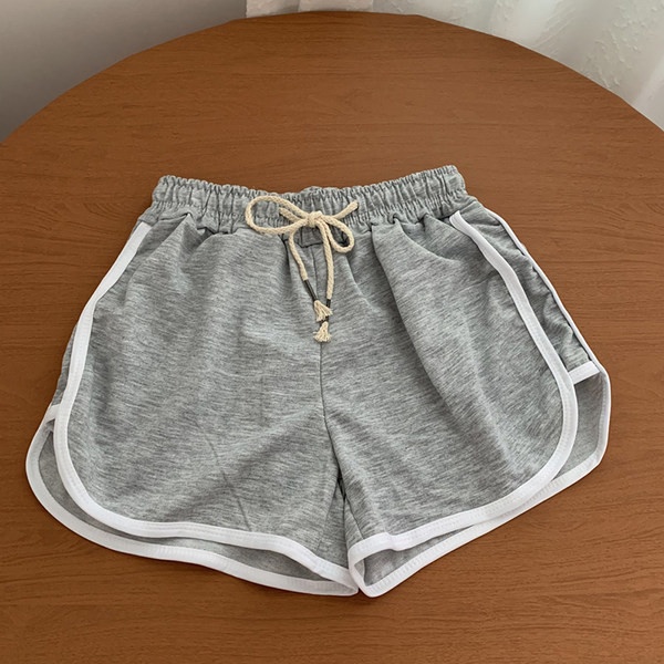 Pantaloni scurți de damă cu margini și șireturi