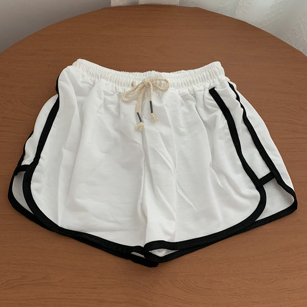 Pantaloni scurți de damă cu margini și șireturi